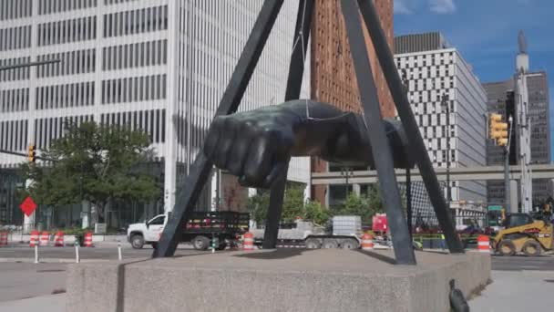 Статуя Джо Луиса Детройте Мичиган Видео Карнизом Идущим Вперед Закрыть — стоковое видео