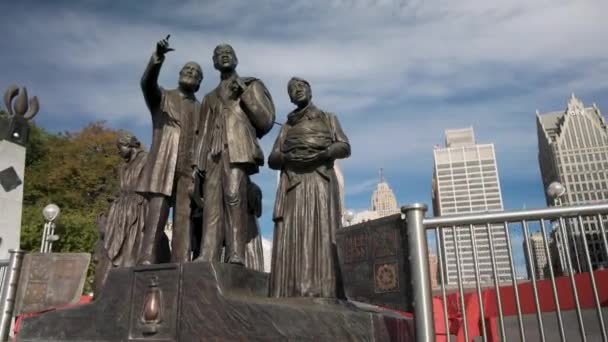 디트로이트에 동상으로 프리덤 인터내셔널 메모리얼 Freedom International Memorial Underground Railroad — 비디오