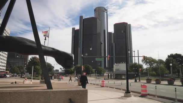 Mężczyzna Idący Kierunku Kamery Przy Posągu Joe Louisa Detroit Michigan — Wideo stockowe