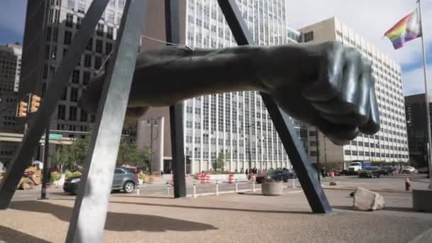 Статуя Джо Луиса Детройте Штат Мичиган Видео Идущим Кругу Замедленной — стоковое видео