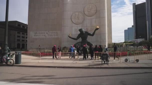 密歇根州底特律市的底特律雕像的精神 人们聚集在一起 人们正在观看金宝式的视频 — 图库视频影像