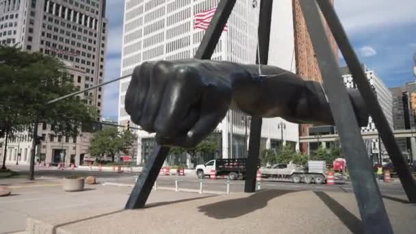 Joe Louis Punho Estátua Detroit Michigan Com Vídeo Gimbal Andando — Vídeo de Stock