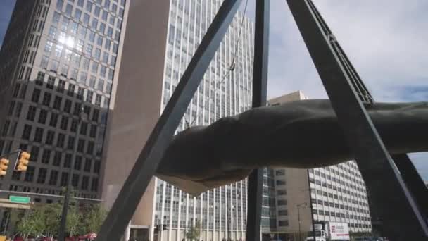 Statue Poing Joe Louis Detroit Michigan Avec Panoramique Droite Renaissance — Video