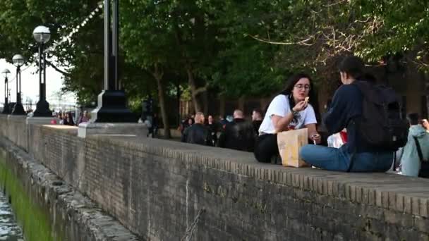 Thames Nehri Kıyısında Mcdonalds Yiyen Çift Londra Birleşik Krallık — Stok video
