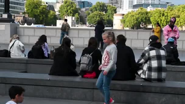 Friends Sitting Scoop Londyn Wielka Brytania — Wideo stockowe