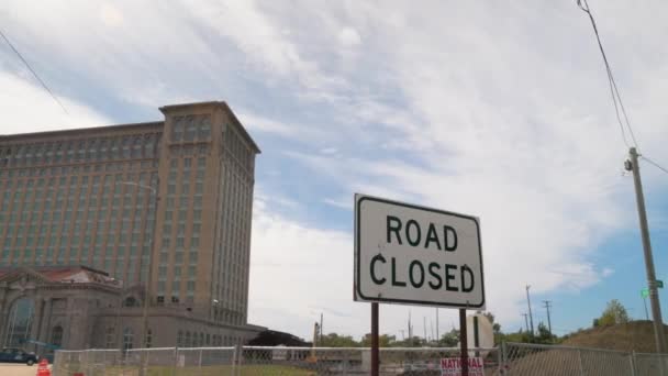ミシガン州デトロイトのミシガン中央駅道路標識パンニング右左 — ストック動画