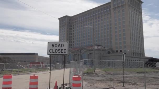 Michigan Central Station Detroit Michigan Construction Barrels Road Closed Sign — Stock Video