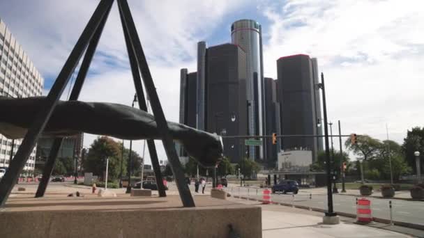 Joe Louis Punho Estátua Detroit Michigan Com Vídeo Gimbal Andando — Vídeo de Stock