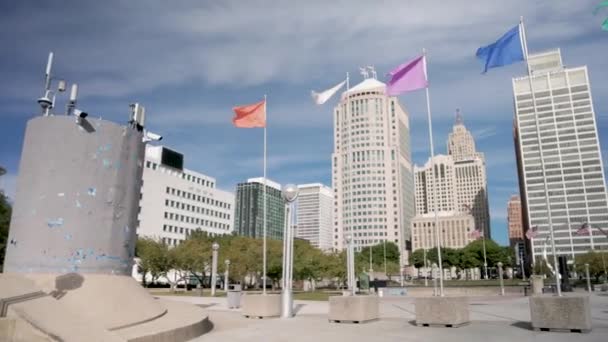 Dodge Estatua Fuente Banderas Ondeando Hart Plaza Detroit Michigan Con — Vídeos de Stock