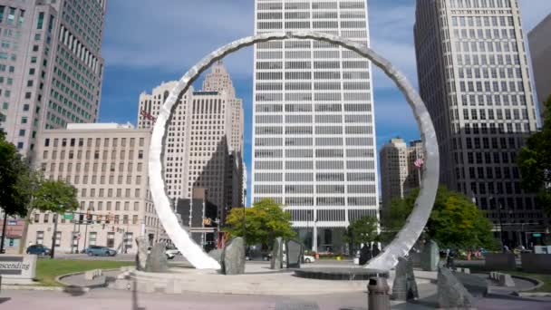 Transcendendo Estátua Hart Plaza Detroit Michigan Com Vídeo Estável Mostrando — Vídeo de Stock