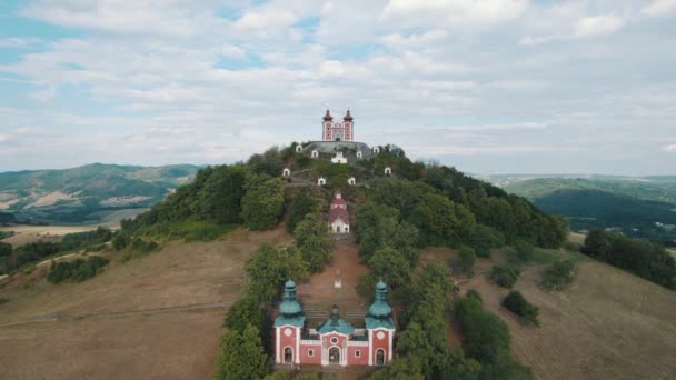 Landschappelijk Uitzicht Naar Prachtige Banska Stiavnica Kerk Top Van Een — Stockvideo