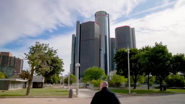 Hombre Caminando Hacia Centro Renacentista Detroit Michigan Con Video Gimbal — Vídeos de Stock