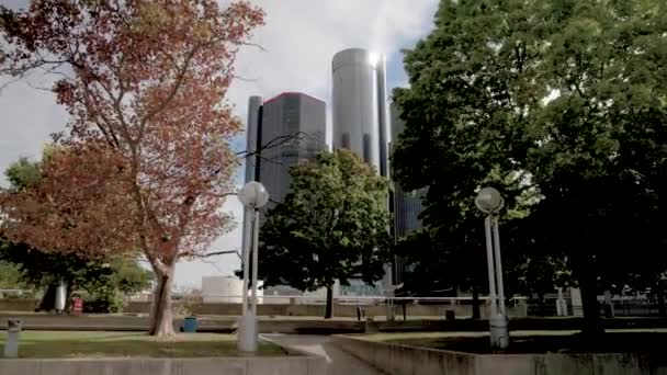 Renaissance Center Detroit Michigan Com Vídeo Gimbal Caminhando Para Frente — Vídeo de Stock