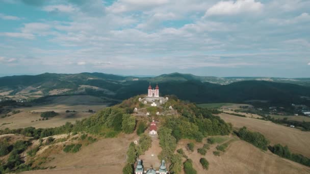 Panoramique Vue Aérienne Calvaire Bansk Tiavnica Eglise Slovaque Sommet Colline — Video