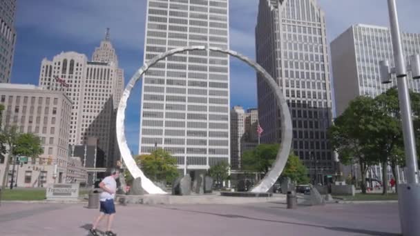 Transcendendo Estátua Hart Plaza Detroit Michigan Com Corredor Correndo Vídeo — Vídeo de Stock