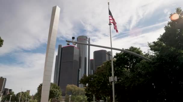 密歇根州底特律的复兴中心 带着吉姆巴尔视频慢镜头向前走着 — 图库视频影像