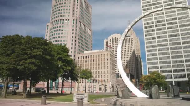 Transcendendo Estátua Hart Plaza Detroit Michigan Com Gimbal Vídeo Panning — Vídeo de Stock