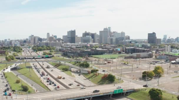 Detailaufnahme Der Skyline Von Detroit Michigan Mit Verkehrssicherung Auf Dem — Stockvideo