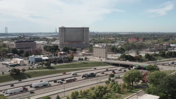 在密歇根州底特律的密歇根中央车站拍摄的关于公路交通的无人驾驶视频的全景 — 图库视频影像