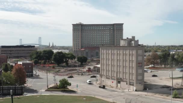 Michigan Central Station Detroit Michigan Low Drone Shot Stable — Stock Video