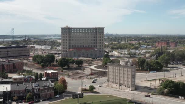 Michigan Central Station Detroit Michigan Low Drone Shot Stable Showing — Stock Video