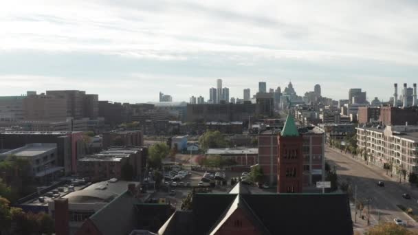 Detroit Michigan Skyline Met Drone Video Beweegt Zijwaarts Woodward Avenue — Stockvideo