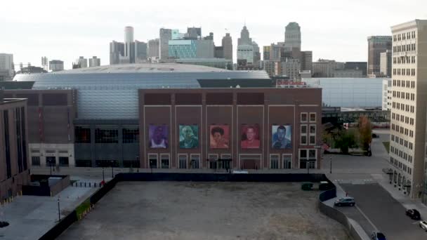 ミシガン州デトロイトのリトル シーザーズ アリーナの裏側にある壁画 — ストック動画