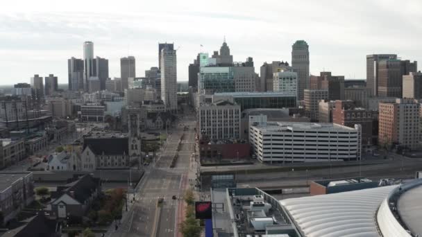 Detroit Michigan Panorama Samochodami Jazdy Drone Wideo Poruszające Się Bokiem — Wideo stockowe