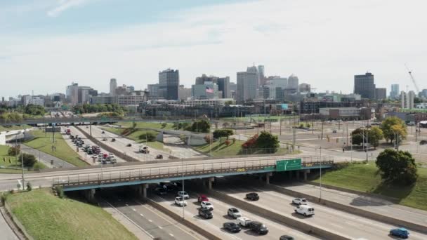 Detroit Michigan Skyline Bakgrunden Med Trafik Fisher Freeway Som Drönare — Stockvideo