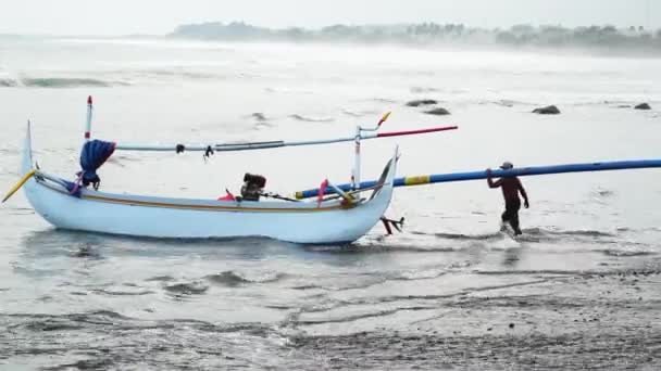 Fiskare Förbereder Liten Traditionell Fiskebåt Stranden Sydostasien — Stockvideo
