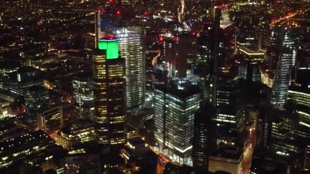 London City Centre Tower Cluster Nattflygande Video Tornen Reflekterande Ljus — Stockvideo