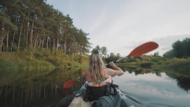 Joven Chica Caucásica Espalda Cámara Remando Kayak Por Río Con — Vídeo de stock
