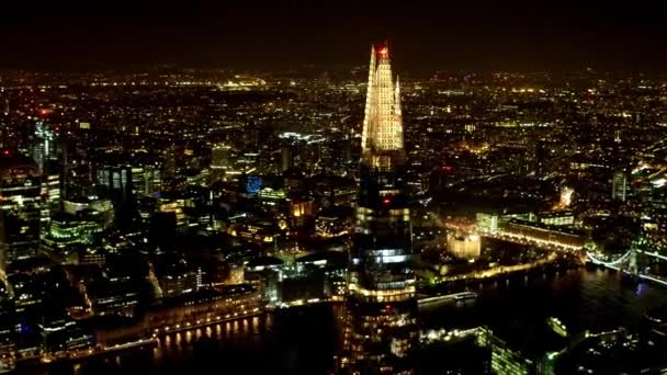Skärvan Tower Bridge Och City London Torn Nattetid Antenn Video — Stockvideo