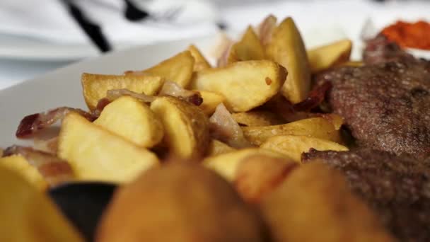 Pommes Terre Domestiques Frites Bacon Avec Viande Juteuse Sur Une — Video