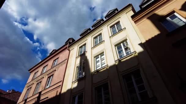 Napfényes Külső Homlokzata Lengyel Épületek Egy Napsütéses Napon Varsóban Lengyelországban — Stock videók