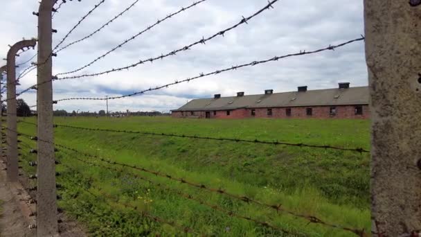 Cerca Alambre Púas Los Cuarteles Campo Concentración Auschwitz Auschwitz Birkenau — Vídeos de Stock