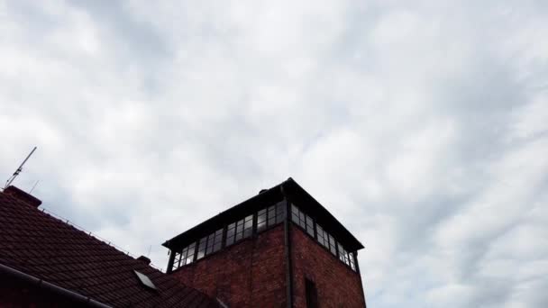 アウシュビッツ ビルケナウ強制収容所の捕虜収容所にあるガードハウス タワー 低角度 — ストック動画