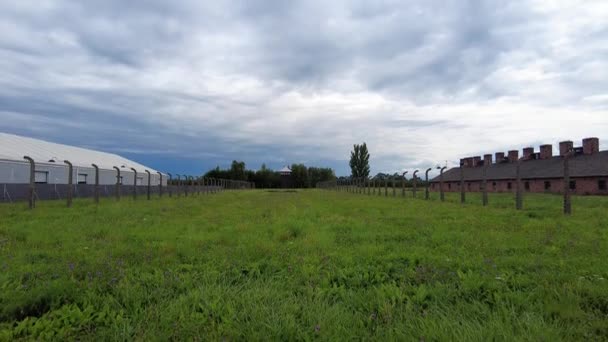 Antigua Cerca Alambre Púas Cuarteles Auschwitz Campo Concentración Birkenau Polonia — Vídeos de Stock