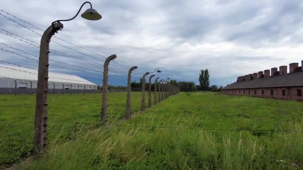 Cercas Barracones Alambre Púas Histórico Campo Concentración Auschwitz Polonia Amplio — Vídeo de stock