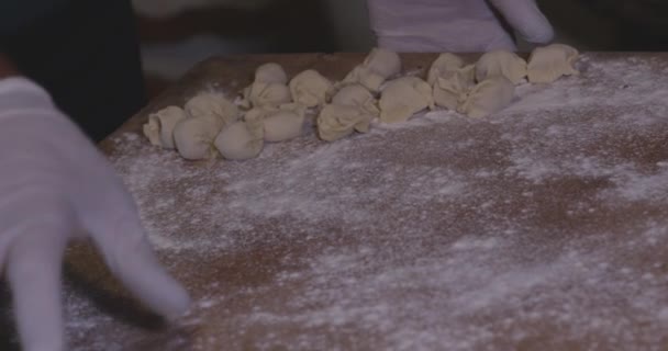 将许多传统饺子放在冲浪板上的特写镜头 — 图库视频影像
