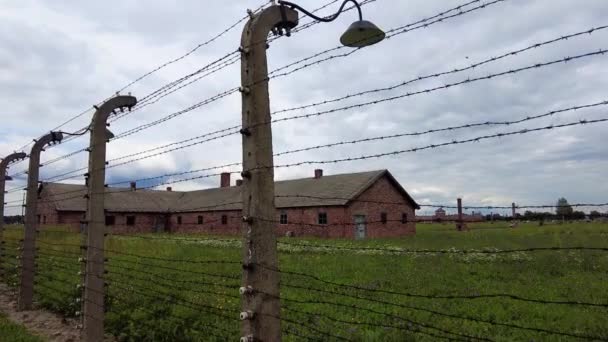 Kamp Barakken Achter Barbed Wire Fencing Het Voormalige Nazi Concentratiekamp — Stockvideo