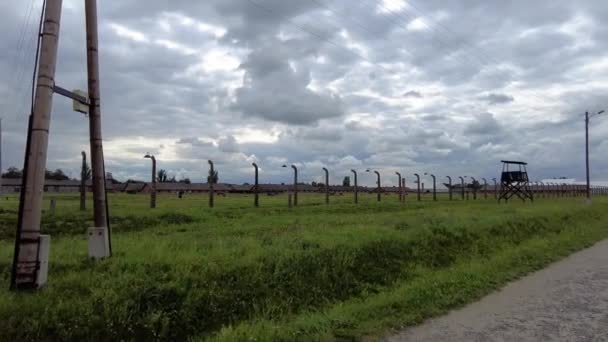 Chmurne Niebo Nad Starym Obozem Auschwitz Birkenau Polsce Widokiem Gwardię — Wideo stockowe