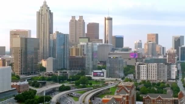 アトランタ ジョージア市内の建物や高速道路 ドリーズームドローンの動き — ストック動画