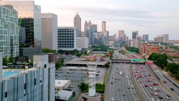 Atlanta Géorgie Skyline Vers Torche Olympique Autoroute Dolly Zoom — Video