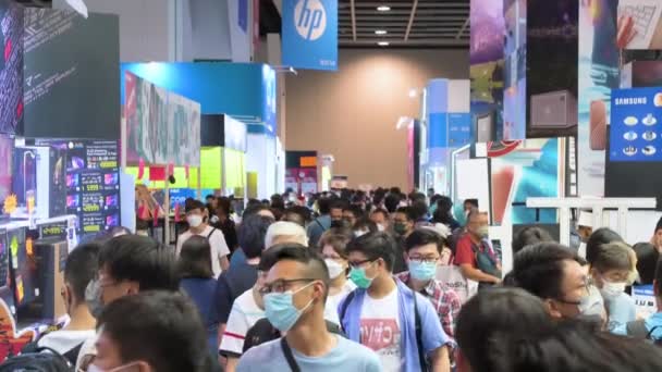 ハードドライブ テレビ ラップトップなどの割引電子製品をコンピュータフェスティバルで購入するための廊下を歩いている中国のバイヤーの大群衆の傾きのショット — ストック動画