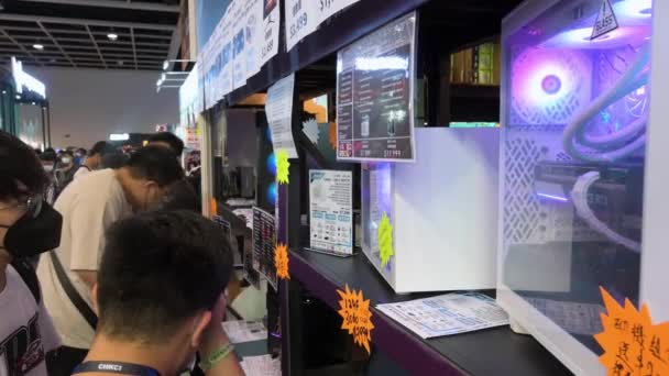 Chińscy Klienci Detaliczni Odwiedzający Kupują Festiwalu Komputerowym Zdyskontowane Produkty Akcesoria — Wideo stockowe