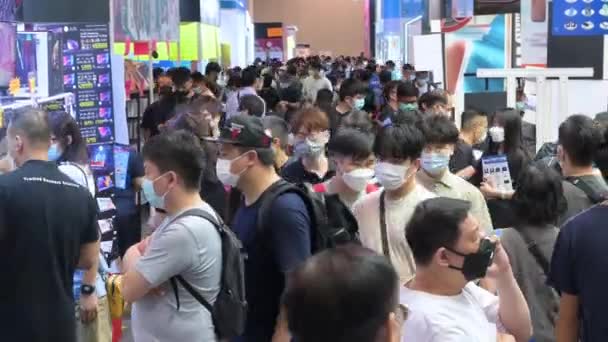 Большая Толпа Китайских Технологических Клиентов Упаковывает Залы Время Просмотра Покупки — стоковое видео