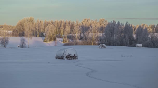朝晩の田園地帯の干草棚雪のタイムラプス撮影 — ストック動画