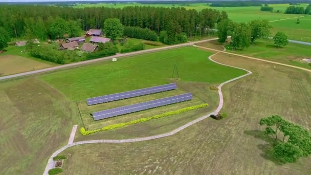 Luftaufnahme Von Solarzellen Array Grünen Feld Nachhaltiges Energiekonzept Drohnenschuss — Stockvideo