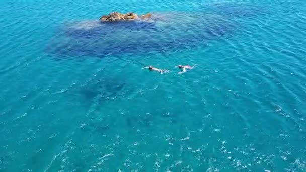 Aerial View Young Tourists Swimming Rock Mediterranean Watching Underwater — Stock Video